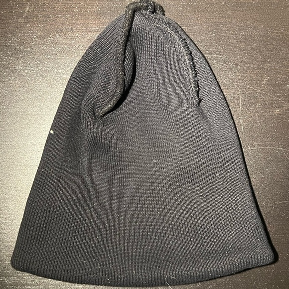 RIFF Black Cuffed Beanie – Minimalist Style - Picture 3 of 3